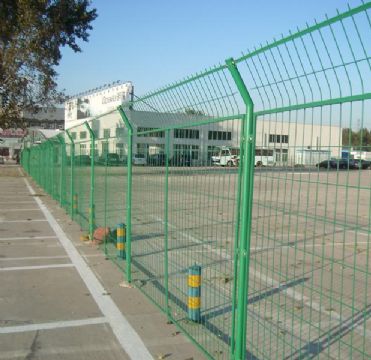 wire mesh fence