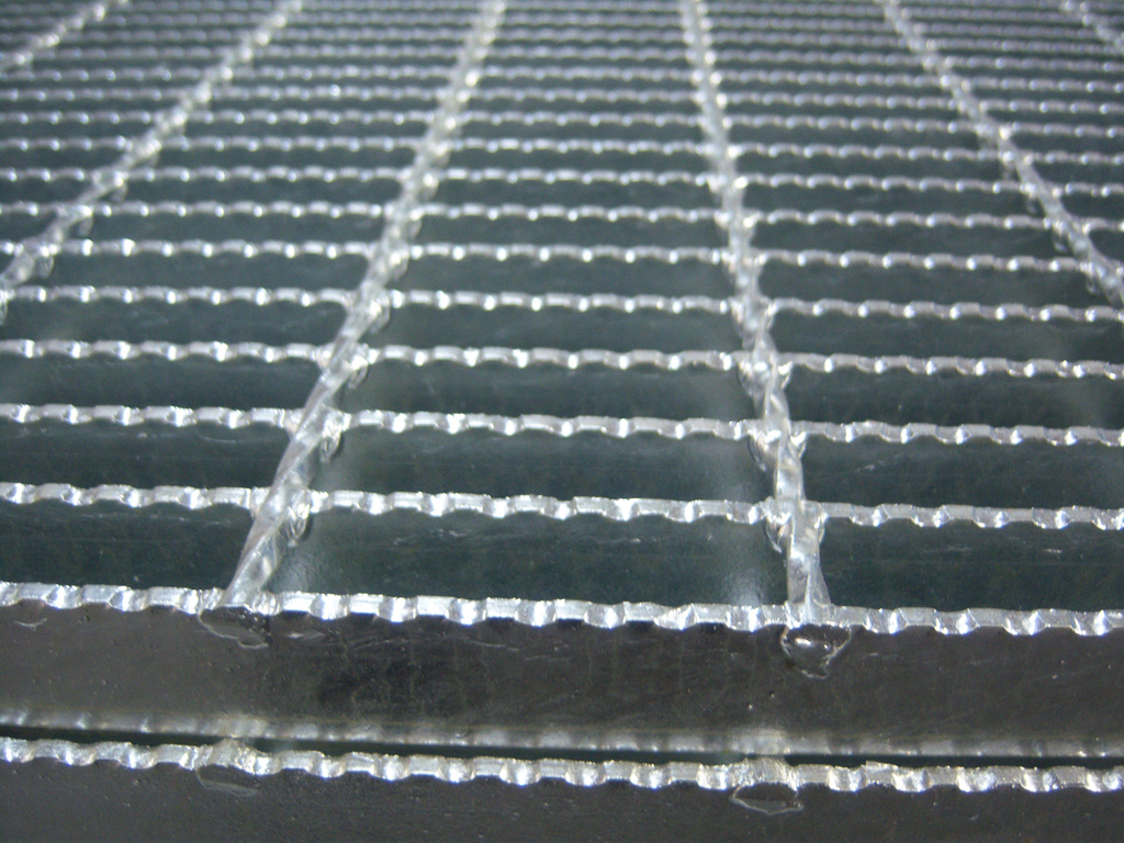 serrated grating