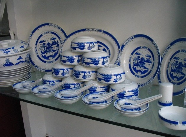 PORCELAIN DINNERWARE SET