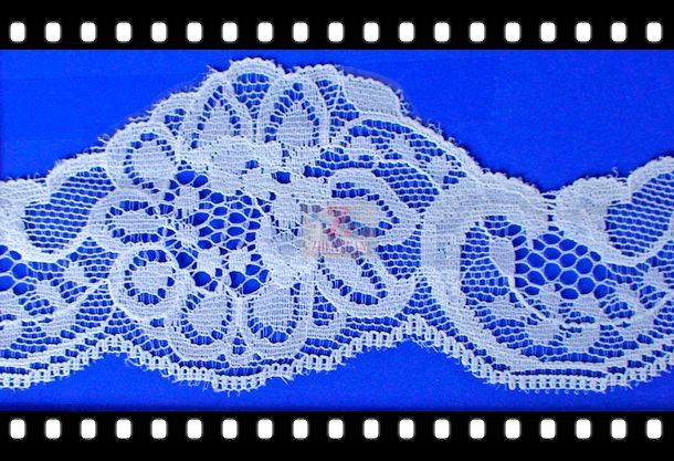 scalloped lace trim