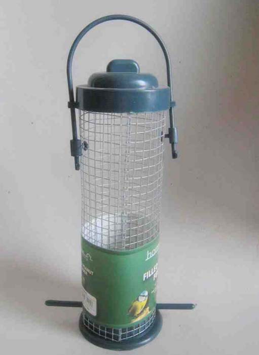 Flip top peanut feeder