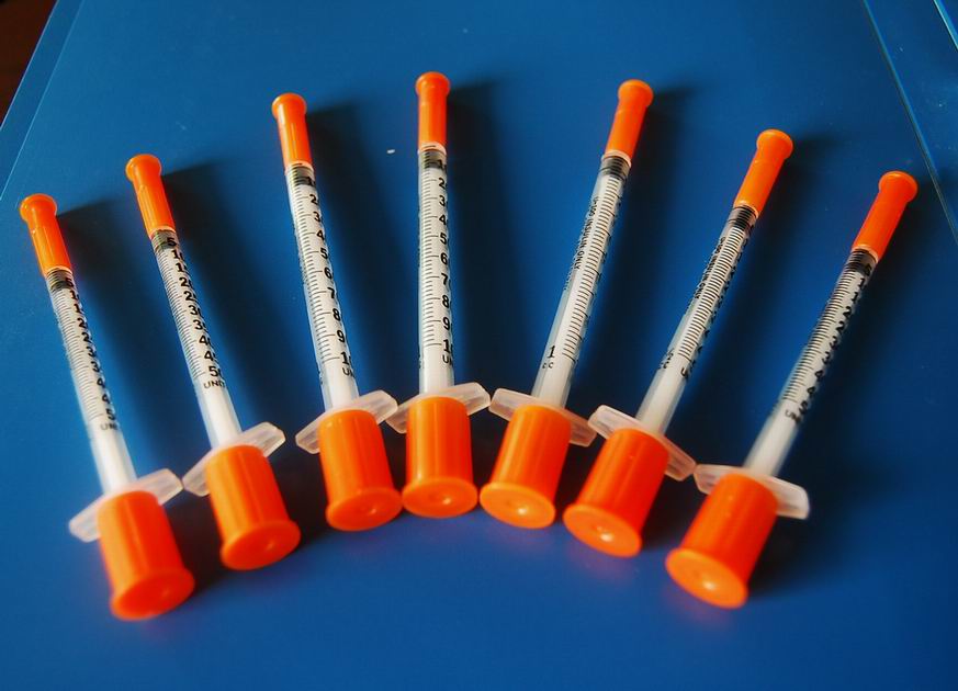 Disposable insulin syringe