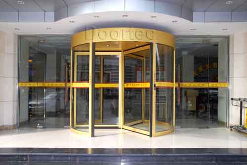 Automatic revolving door