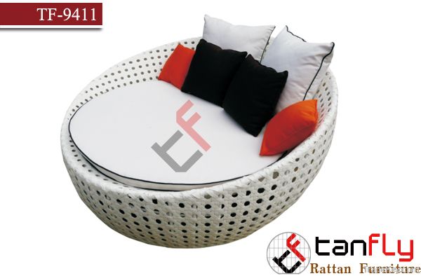 TF-9411White rattan sofa bed/wicker bed lounger