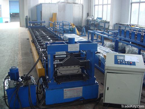 Hidden roof panel forming machine