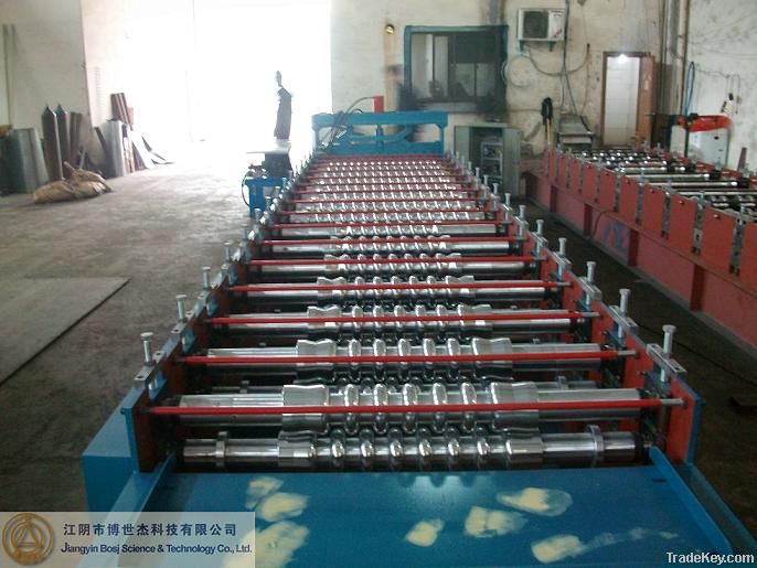 Roof title roll forming machine