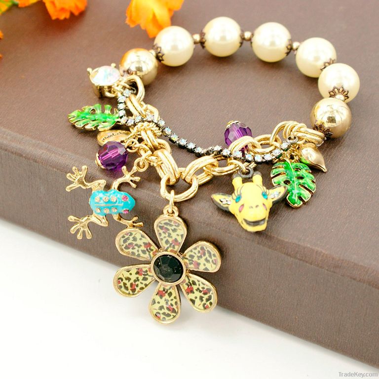 Costume Jewelry Many Pendants Pearl Bracelet