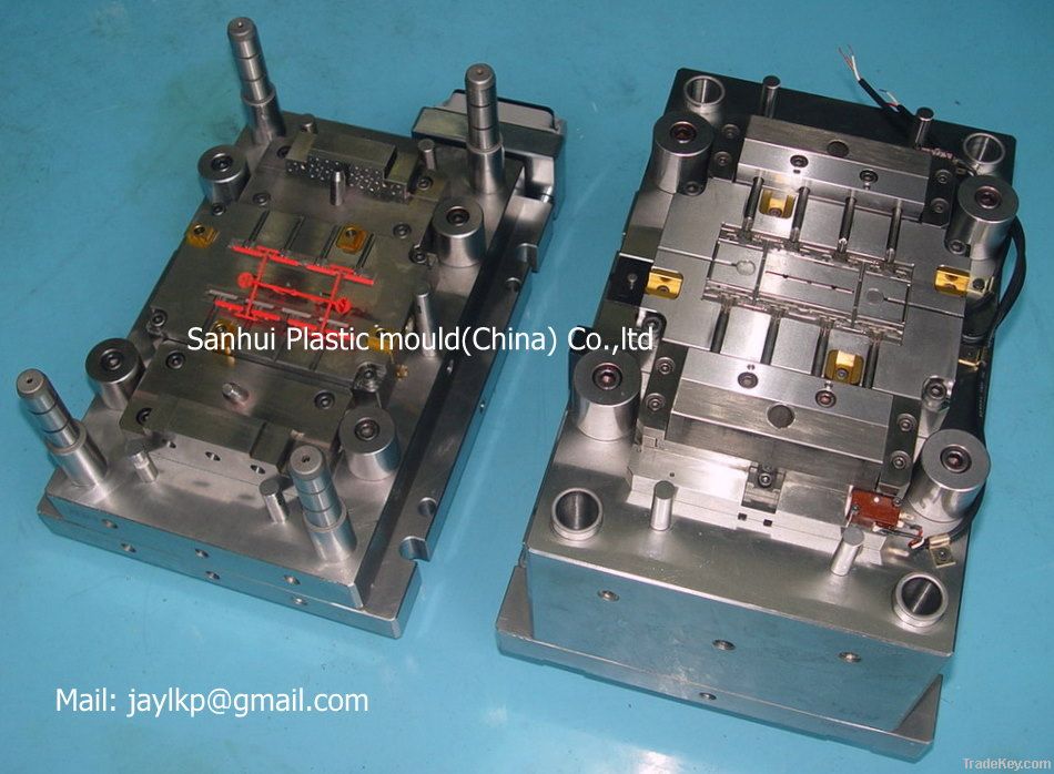 Precision injection mould