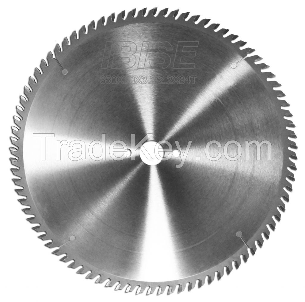 Tungsten carbide tipped saw blades