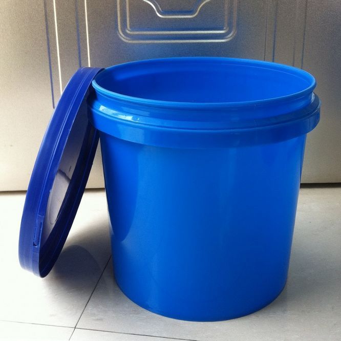 High strength plastic bucket for paint