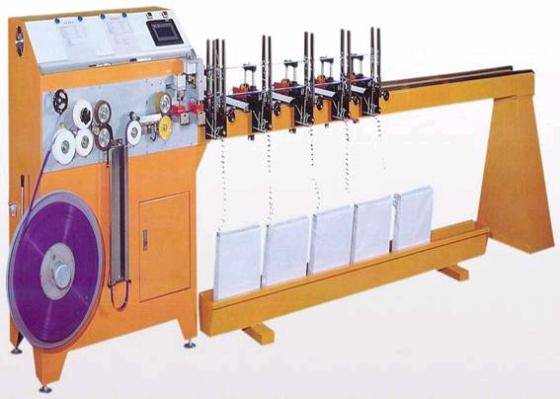 Automatical making machine for venetian blinds