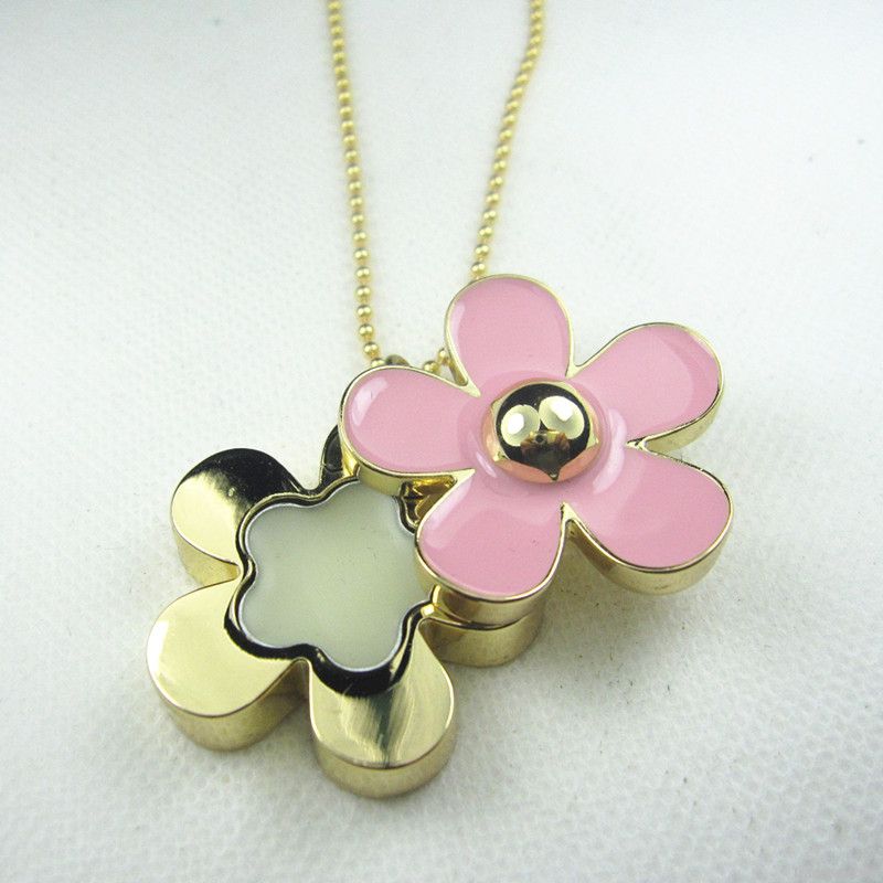 Solid perfume Container Daisy pendant