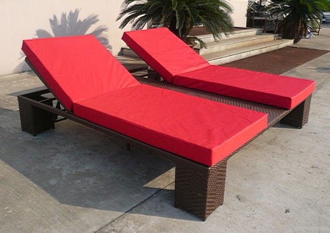 Outdoor leisure wicker chaise lounge