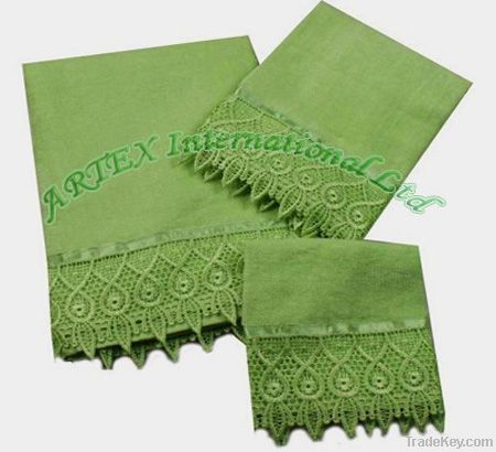 Velour towel set with lace decoration