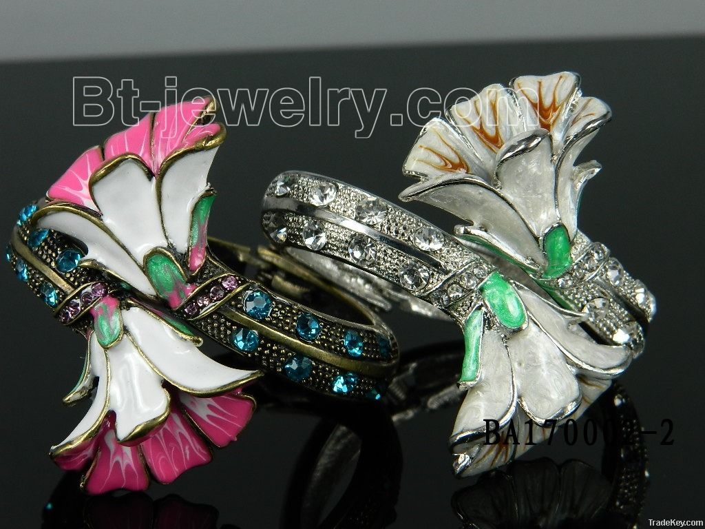 Fancy flower bangle