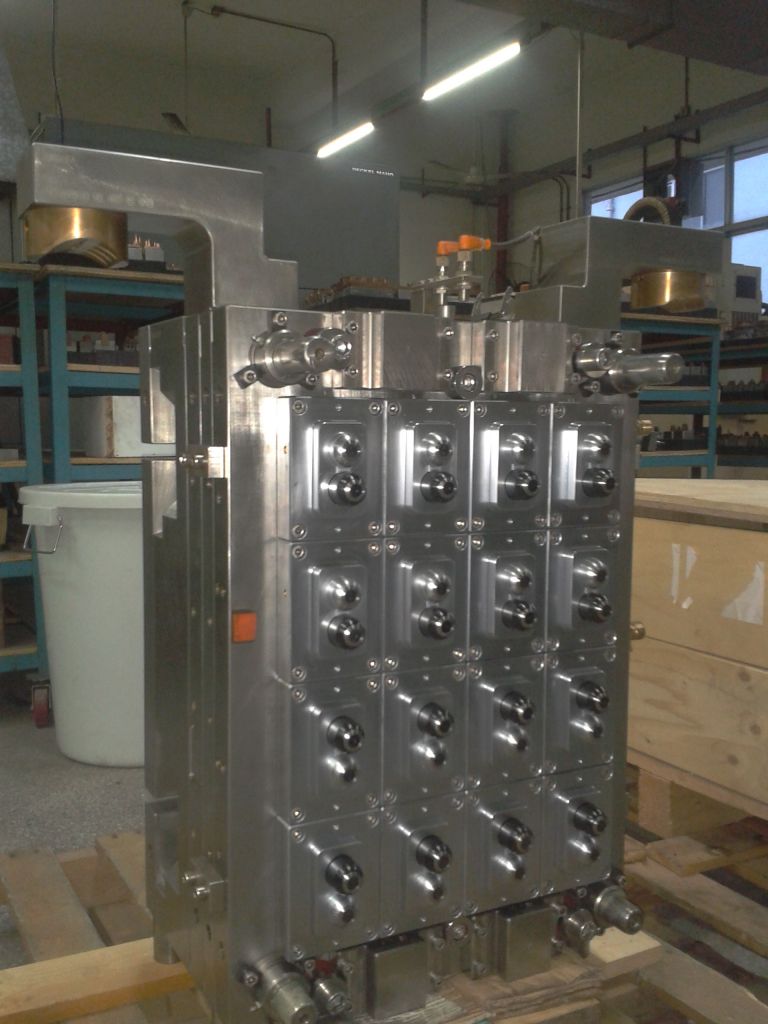 Plastic injection mould