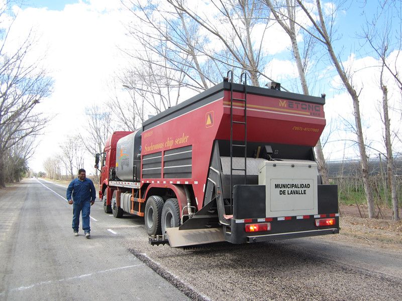 synchronous chip sealer working in Argentina