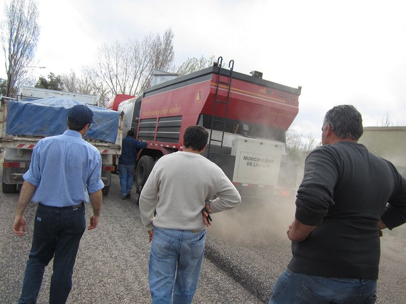 synchronous chip sealer working in Argentina