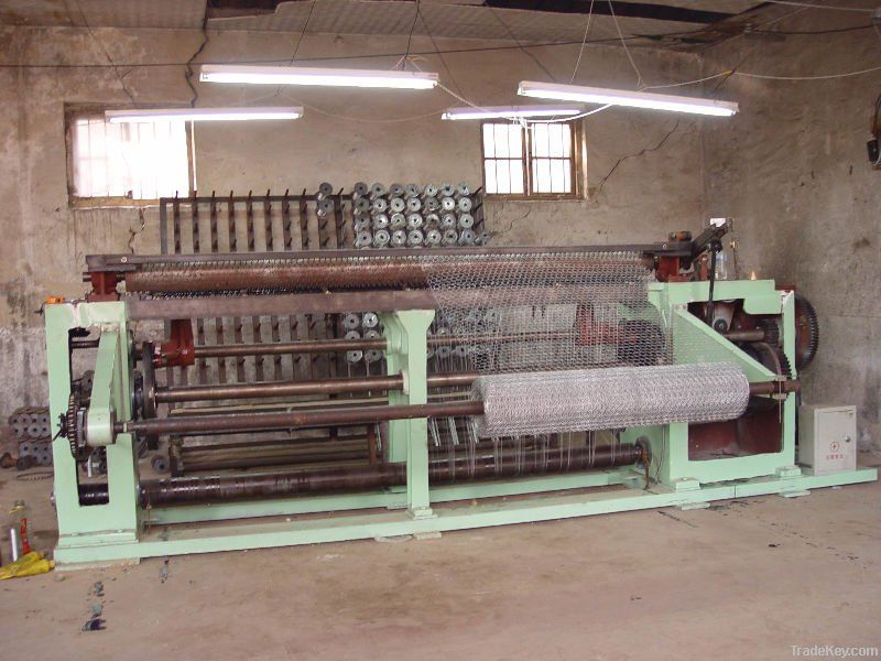 Hexagonal wire netting machine