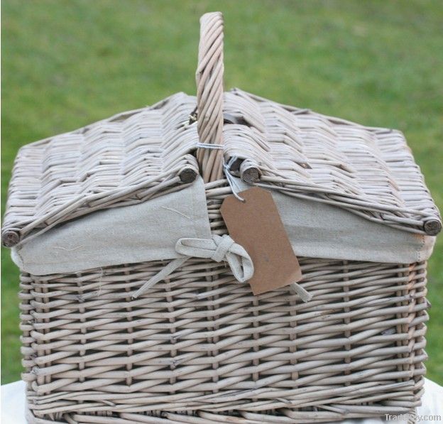 Wicker basket for picnic