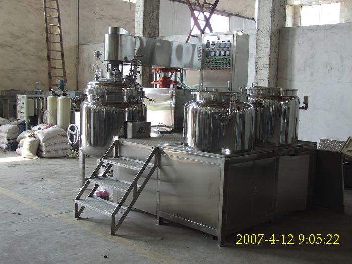 Vacuum emulsifying mixer