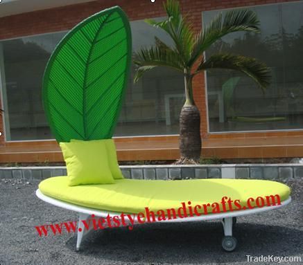 Chaise lounge with leaf and water resistant cushion