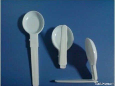 Plastic folding spoon