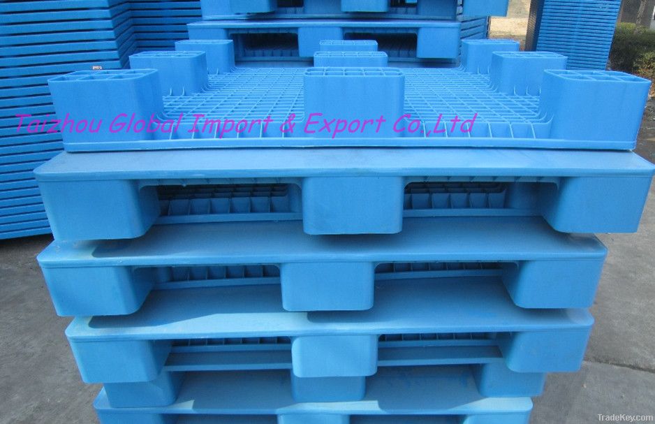 Double deck plastic pallet