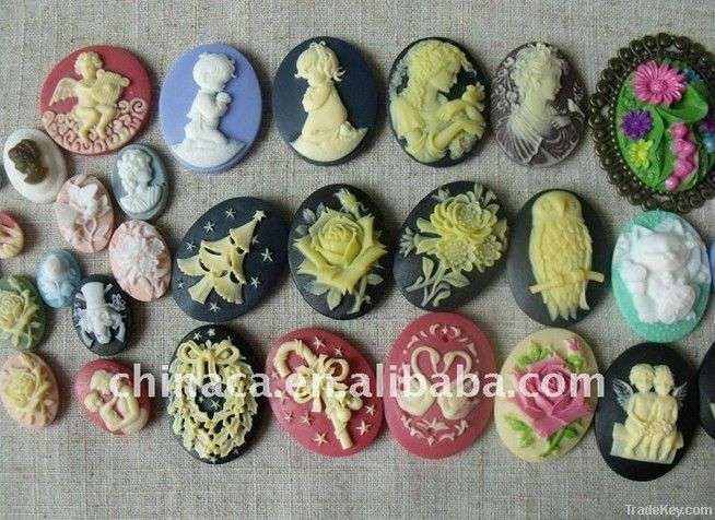 Resin cameos in matt and glossy finish