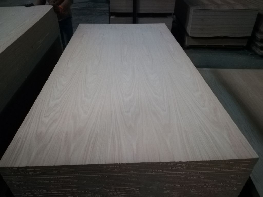 NATURAL VENEERED RED OAK MDF