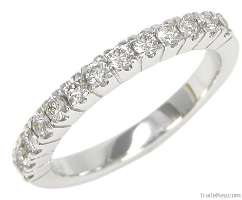 18K white gold diamond ring