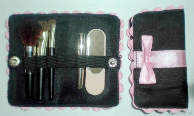 Mini gift travel brush set