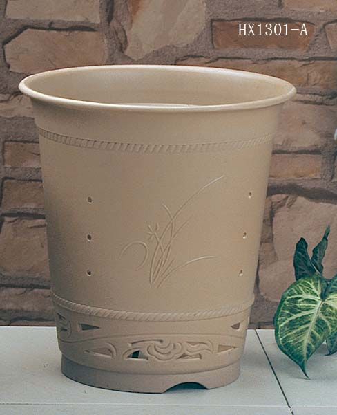 Plastic flower pot