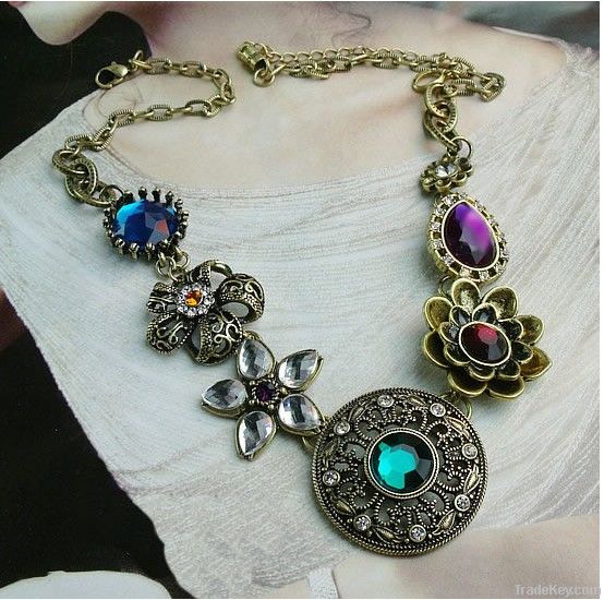 retro flower necklace