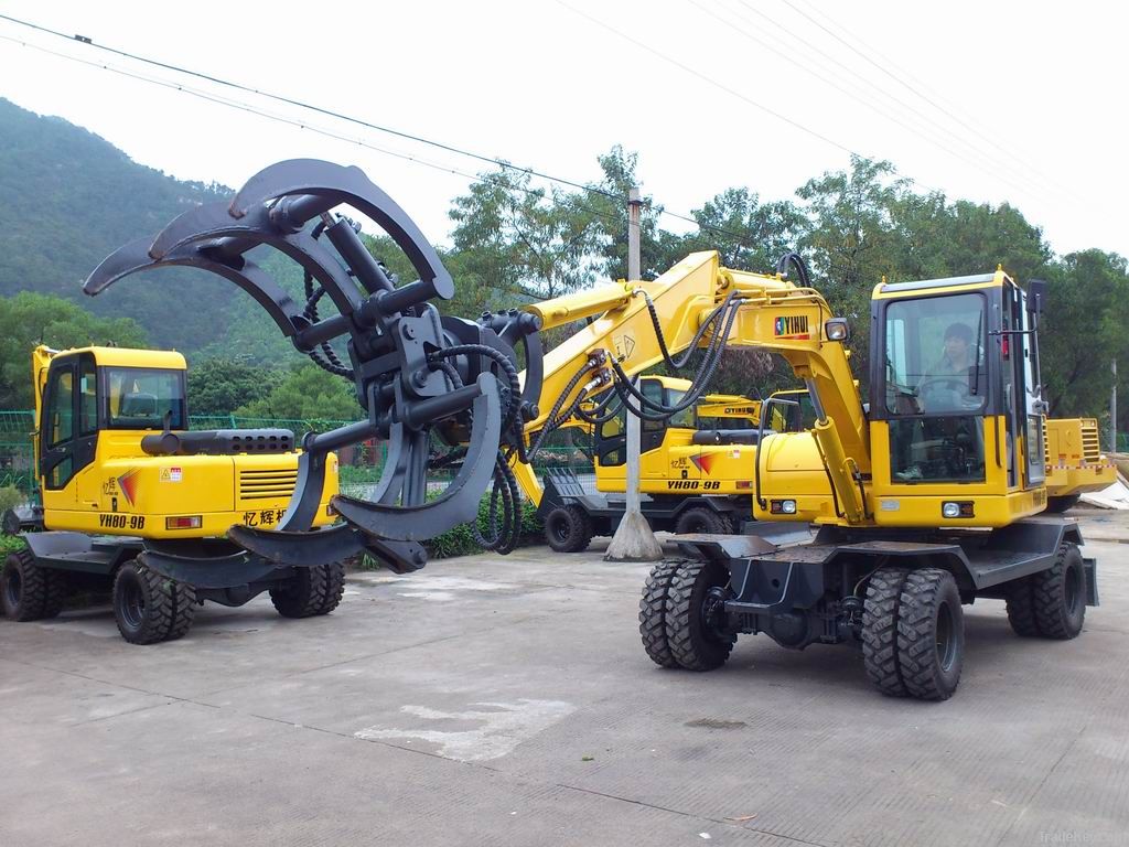 wheel excavator with hydrulic clamp