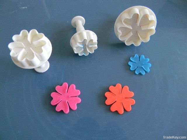 Cake decorating plunger cutter