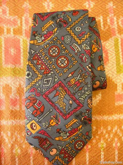 Praewa silk tie made to order