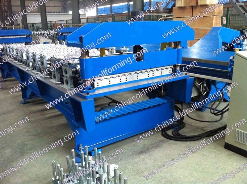 Corrugated sheet roll forming machine