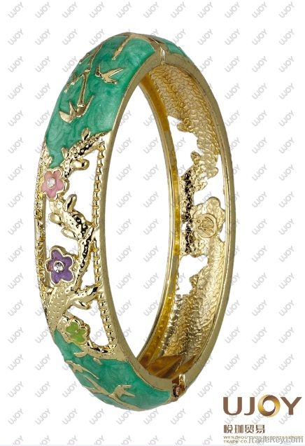 Hollow-out decorative pattern bangle