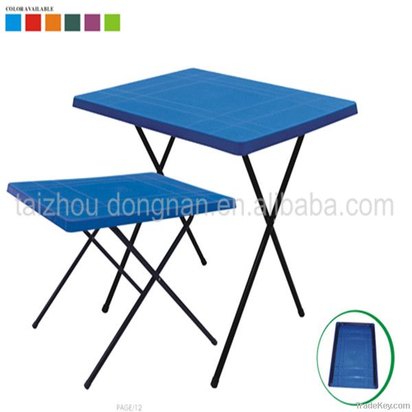 Folding plastic table