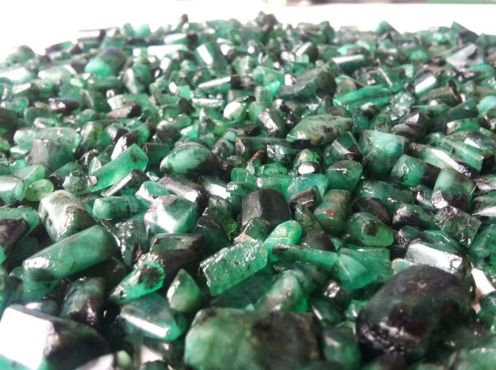 Rough Emerald for Cabochon and Faceting