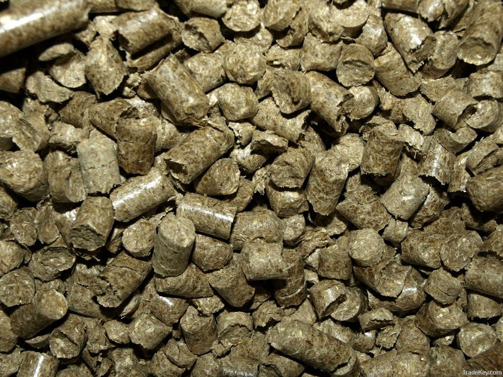 Straw pellets for horse bedding