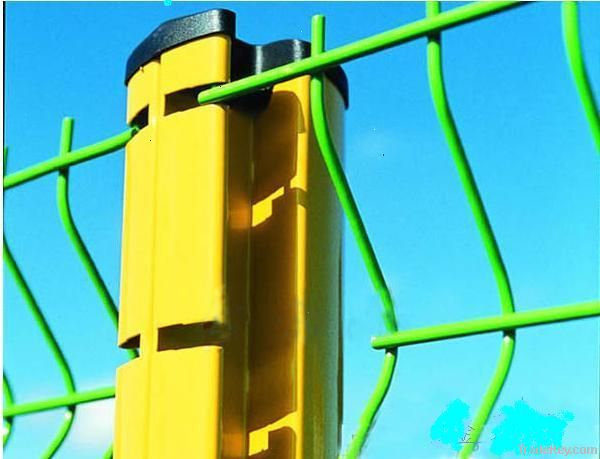 Welded wire mesh fencing