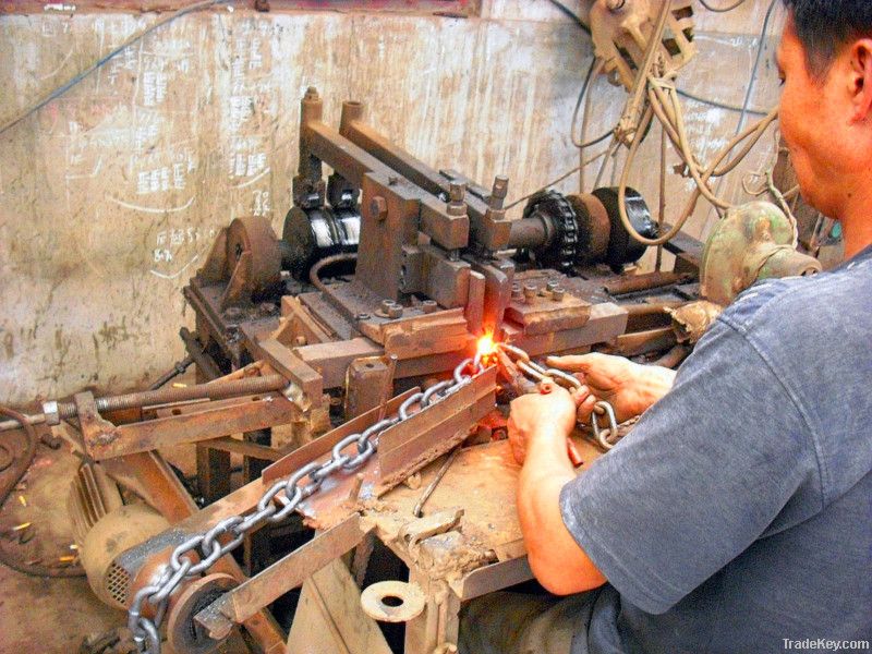 galvanized english link chain in pallet