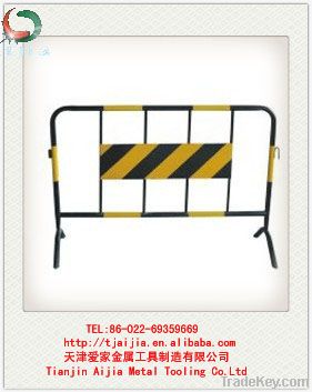 Temporary metal barrier for control traffic safety