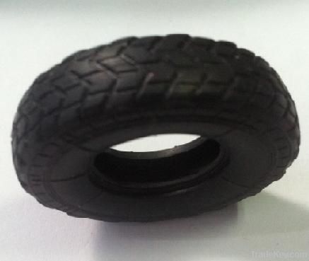 Rubber tire for toy armored vehicle