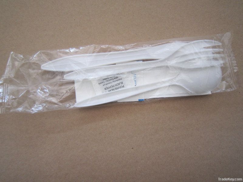 Plastic cutlery set