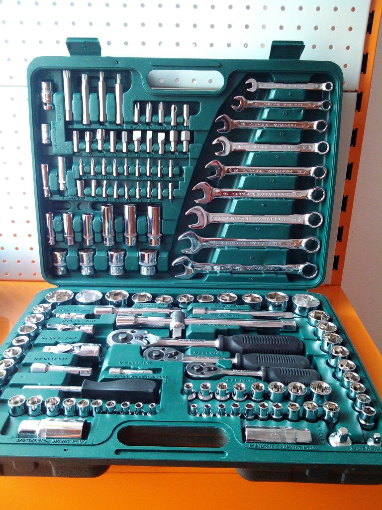 136Pcs 1/4" 3/8" & 1/2" DR.Socket & Bit Set