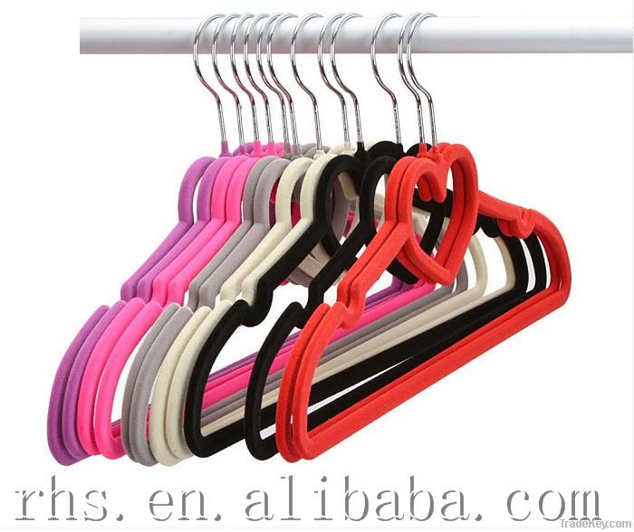 velvet/flocked non slip heart hanger