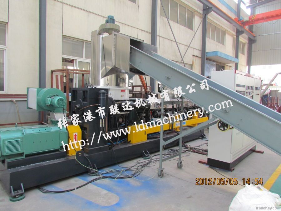 PE film granulating machine